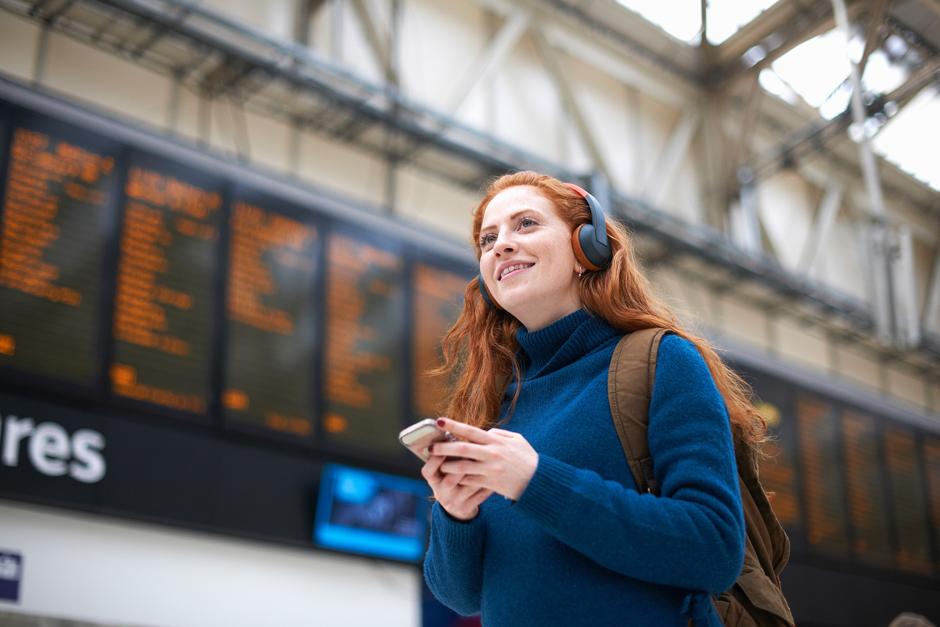 Vrouw op treinstation